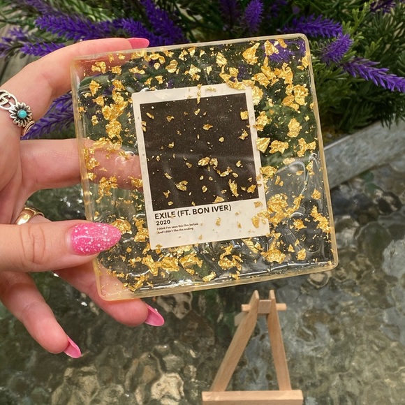 Taylor Swift Exile with Gold Flakes Resin Display Art & Mini Easel - Picture 4 of 14